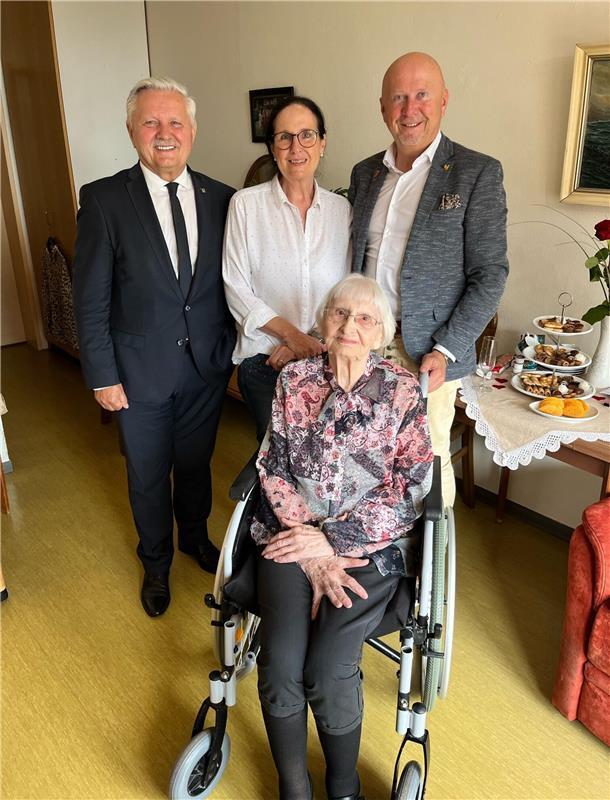 100. Geburtstag von Gisela Andree aus Bremervörde  Erich Gaidzik (links) und Michael Hannebacher (rechts) gratulieren Gisela Andree im Beisein ihrer Tochter.