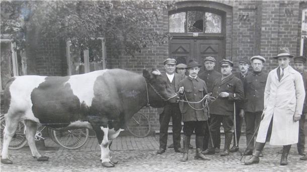 Erich Neugarten (rechts) und sein Bruder Siegfried (Dritter von links) waren die größten Viehhändler in Zeven. Das Foto zeigt sie im Kreise von Viehhändlern. Erich Neugarten entkam den Mördern. Ihm und seiner Familie gelang im April 1939 die Ausreise in die USA. Siegfried Neugarten und seine Familie wurden ermordet.