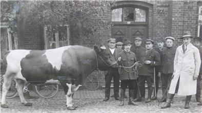 Erich Neugarten (rechts) und sein Bruder Siegfried (Dritter von links) waren die größten Viehhändler in Zeven. Das Foto zeigt sie im Kreise von Viehhändlern. Erich Neugarten entkam den Mördern. Ihm und seiner Familie gelang im April 1939 die Ausreise in die USA. Siegfried Neugarten und seine Familie wurden ermordet.