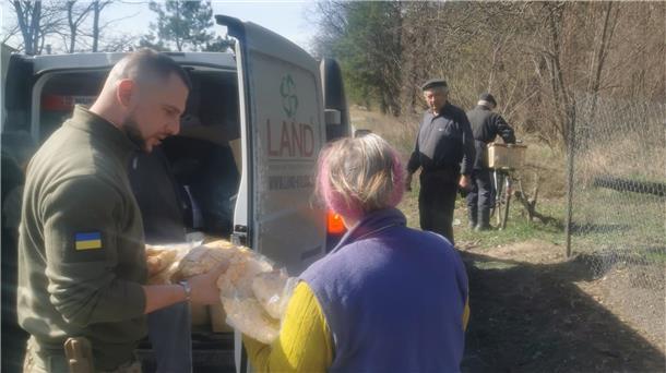 Erik N. übergibt in der Nähe von Borodjanka einer Frau Lebensmittel. Der Cuxhavener hat sich in der Ukraine als Freiwilliger der Fremdenlegion angeschlossen, er kämpft nach eigenen Angaben aber nicht.