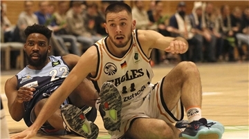 Erik Nyberg (rechts), hier in einem ProA-Spiel mit den Itzehoe Eagles gegen die Eisbären Bremerhaven und Daniel Laster.