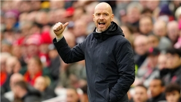Erik ten Hag bleibt trotz Trennungsgerüchten nun doch bei Manchester United.