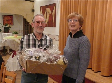 Erika Bösch überreicht Detlef Wickmann zum Abschied ein Geschenk.