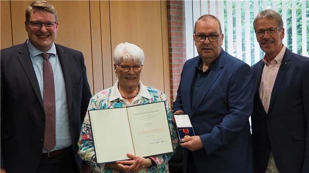 Erika Diehl (mit Ernennungsurkunde) zusammen mit (von links) Schiffdorfs Bürgermeister Henrik Wärner, Landrat Thorsten Krüger (mit Verdienstmedaille) und Ex-Bürgermeister Claus Wirth.
