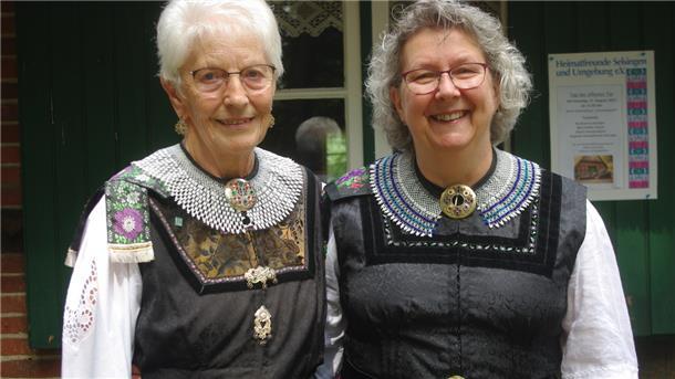 Erika Michaelis und Angelika Bartsch (rechts) tragen die wunderhübsche Tracht aus Selsingen und Umgebung.