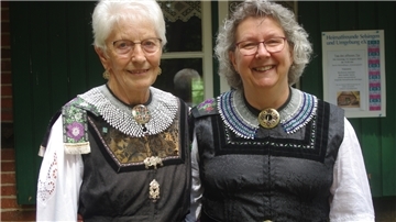 Erika Michaelis und Angelika Bartsch (rechts) tragen die wunderhübsche Tracht aus Selsingen und Umgebung.