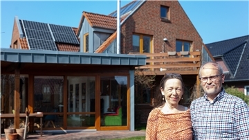 Erika und Klaus-Peter Miéville aus Bremerhaven haben fast ihre gesamte Hausfläche (auch das Flachdach) mit Solaranlagen ausstatten lassen. „Weil es der Umwelt nützt“, sagt das Apotheker-Ehepaar.