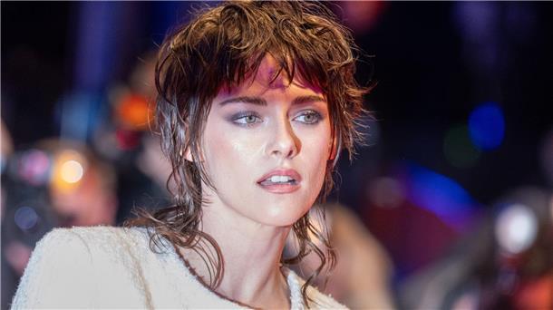 Alkfreies Helles, Pistazie und Co: Die Sommertrends 2024? Erinnert an die 80er- und 90er-Jahre, ist aber wieder modern: Der Vokuhila oder auch Mullet. Auch Schauspielerin Kristen Stewart trägt die Frisur.