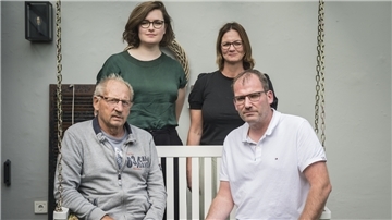 Erinnerung an Nazi-Opfer: Enkel Joachim Franz, Charlotte Grossmann (Arolsen Archives), Yvonne Franz und Urenkel Thomas Franz (von links).