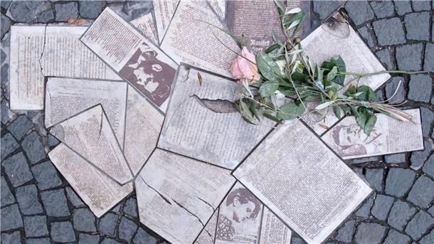 80. Todestag der Geschwister Scholl: „Es lebe die Freiheit“ Erinnerung an Sophie und Hans Scholl: Flugblätter der „Weißen Rose“ als Denkmal in den Boden eingelassen vor dem Eingang der Ludwig-Maximilians-Universität.