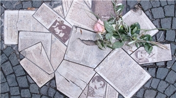Erinnerung an Sophie und Hans Scholl: Flugblätter der „Weißen Rose“ als Denkmal in den Boden eingelassen vor dem Eingang der Ludwig-Maximilians-Universität.