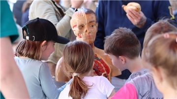 Erleben, begreifen und ausprobieren: Bei der großen Eröffnungsfeier in Zeven können die jungen Besucher alles einmal ausprobieren. Selbst in einen Rettungswagen dürfen die Kinder klettern.