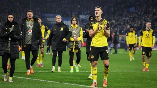 Erlebte im Spiel beim HSV einen Schreckmoment: BVB-Nationalspieler Nico Schlotterbeck (vorne, r).