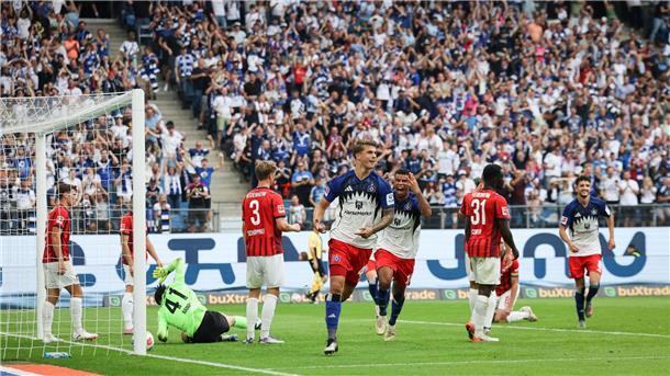 HSV atmet auf: Erster Bundesliga-Sieg seit dem Aufstieg Erleichterung pur im Volkspark: Luca Vuskovic (M) hat zur Führung getroffen.
