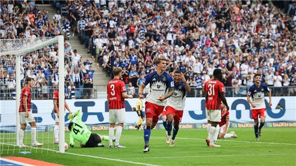 Nach erstem Bundesliga-Sieg: HSV erlöst und erleichtert Erleichterung pur im Volkspark: Luca Vuskovic (M) traf zur Führung.