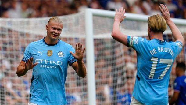 Meister Manchester City startet mit Sieg bei Chelsea Erling Haaland bejubelt sein Tor mit Kevin De Bruyne.