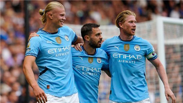 Meister Manchester City startet mit Sieg bei Chelsea Erling Haaland, Bernardo Silva und Kevin De Bruyne feiern Haalands Treffer.