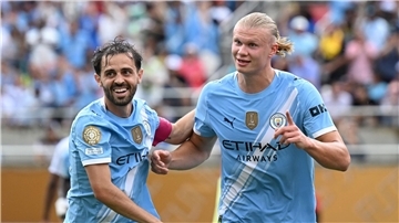 Erling Haaland (r) bejubelt sein Tor mit Teamkollege Bernardo Silva.