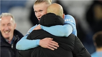 Erling Haaland und Pep Guardiola (vorne) haben mit Manchester City die Ergebniskrise beendet