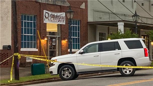Schüsse bei Geburtstagsparty in USA - Mindestens vier Tote Ermittler arbeiten am Tatort in der Innenstadt von Dadeville.