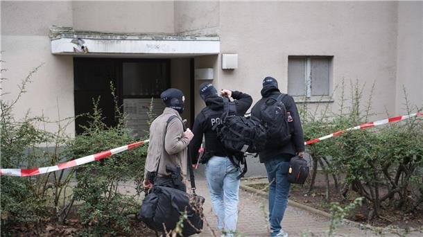 Kampfmittelräumdienst im Haus von Klette Ermittler gehen in das Wohnhaus von Daniela Klette.