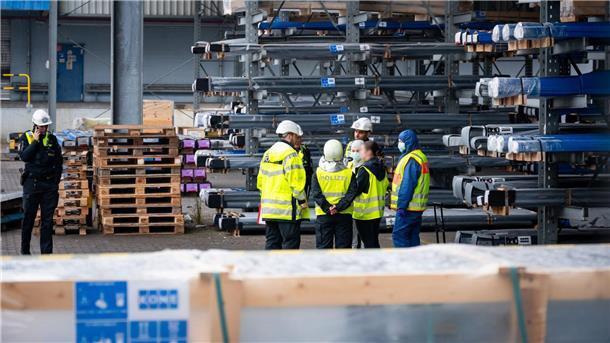 Zwei Arbeiter stürzen bei Dacharbeiten durch Lichtschacht Ermittler und Polizisten stehen nahe der Unglücksstelle am Hamburger Hafen.