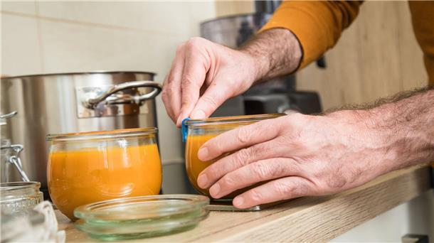 Püree einfrieren, Kerne rösten: So geht Kürbisverwertung richtig  Gereinigte Gläser eignen sich ideal zum Aufbewahren von Kürbispüree: Beim Einfrieren sollte Platz für Ausdehnung bleiben.