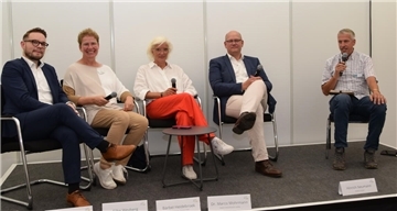 Erneuerbare Energien sind ein großes Thema bei den Tarmstedter Gesprächen in Zelthalle 7, hier mit (von links) Justin Müller von der EWE, Silke Weyberg und Bärbel Heidebroek vom Landesverband Erneuerbare Energien (LEE) sowie Landtagsabgeordneter Marco Mohrmann mit Moderator Hinrich Neumann.