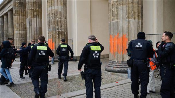 Brandenburger Tor erneut mit Farbe beschmiert Erneut ist das Brandenburger Tor mit Farbe beschmiert worden.