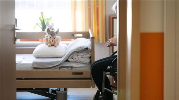 Eine Heimbewohnerin sitzt in dem Zimmer ihres Plegeheims.