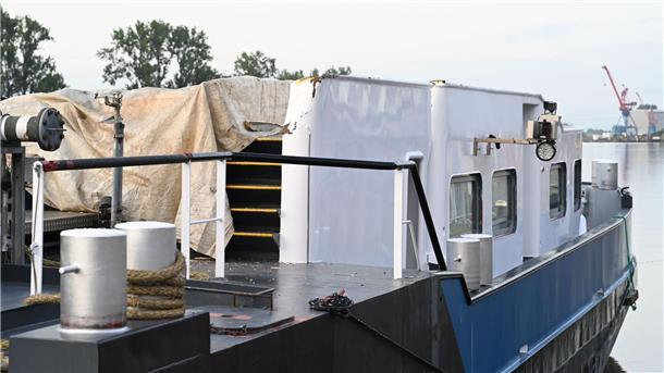 Erneut ist ein Binnenschiff gegen eine Eisenbahnbrücke in Elsfleth im Landkreis Wesermarsch gefahren und hat diese beschädigt. Wann wieder Züge über die Brücke fahren können, ist unklar.