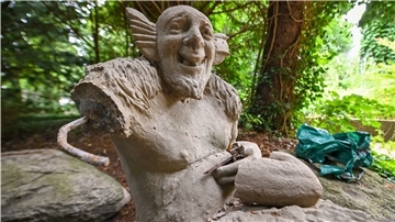 Erneut ist eine Skulptur in Thieles Garten in Bremerhaven-Leherheide Opfer von Vandalismus geworden. Jugendliche haben den Faun beschädigt. Rund 4000 Euro wird die Reparatur kosten.