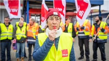 Demonstranten stehen zusammen. 
