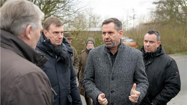 Ernste Minen beim Ortstermin am Deich in Indiek: Da, wo das Land den Wolfsschutzzaun als Pilotprojekt ermöglicht hat, kommt Umweltminister Olaf Lies (Dritter von links) zum Entschluss, dass der Abschuss eines Wolfes aus dem „Schiffdorfer Rudel“ notwendig ist. Im Gespräch mit (von links) Oberdeichgräfe Hans-Otto Hancken, Landrat Kai-Uwe Bielefeld und SPD-Landtagsabgeordnetem Oliver Lottke erläutert er seine Entscheidung.