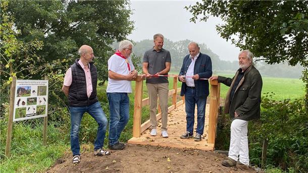 Eröffnen feierlich die Brücke (von links): Schatzmeister Heimatverein Beverstedt Hartmut Spreen, Arbeitskreisleiter Wassermühle Ralf Wolf, Bürgermeister Guido Dieckmann, Vorsitzender Heimatverein Beverstedt Klaus Böse und Hermann Kück vom Forum Natur Lunekring.