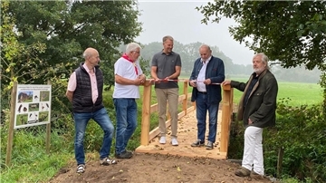 Eröffnen feierlich die Brücke (von links): Schatzmeister Heimatverein Beverstedt Hartmut Spreen, Arbeitskreisleiter Wassermühle Ralf Wolf, Bürgermeister Guido Dieckmann, Vorsitzender Heimatverein Beverstedt Klaus Böse und Hermann Kück vom Forum Natur Lunekring.