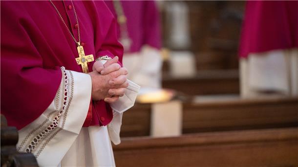 Druck auf Bischöfe wächst - Ringen um Reformen in Fulda Eröffnungsgottesdienst bei der Herbstvollversammlung der Deutschen Bischofskonferenz.