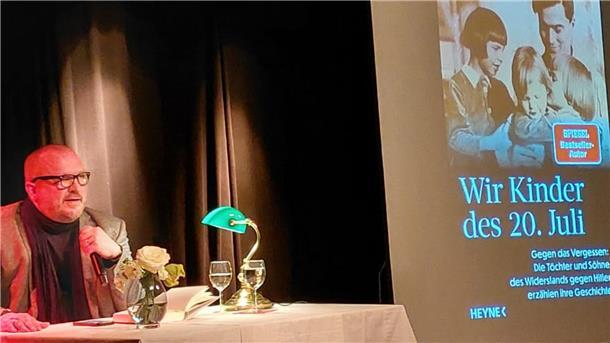 Erreichte in Bremervörde zum Auftakt der internationalen Wochen gegen Rassismus viele Menschen mit seiner szenischen Lesung: Tim Pröse. Der Autor war zu Gast auf der Kulturbühne und in der Mensa auf dem Schulcampus.