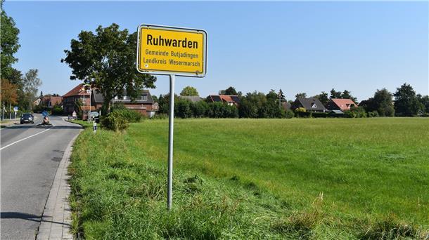 Erschlossen werden soll das Neubaugebiet in Ruhwarden hinter dem Ortseingangsschild an der Ruhwarder Straße.