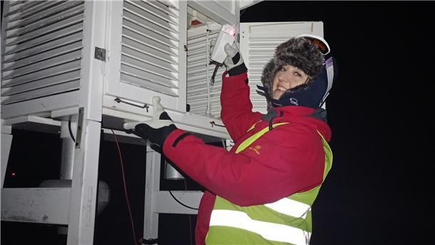 Erst die Arbeit, dann das Vergnügen: Ob Silvester oder nicht, der Betrieb an der AWIPEV-Station geht weiter. Hier bereitet Bettina Haupt eine Radiosonde für deren täglichen Start in der sogenannten Wetterhütte vor.