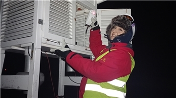 Erst die Arbeit, dann das Vergnügen: Ob Silvester oder nicht, der Betrieb an der AWIPEV-Station geht weiter. Hier bereitet Bettina Haupt eine Radiosonde für deren täglichen Start in der sogenannten Wetterhütte vor.