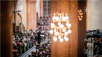 Erst ein schalkhafter Liederzyklus, dann ein unbekanntes Oratorium aus der Feder einer Frau der Romantik: Die Stadtkantorei Bremerhaven führt in der knallvollen Christuskirche unter Leitung Eva Schads Roger Matscheiziks „Loreley“ und Fanny Mendelssohns „Bilder der Bibel“ auf. 