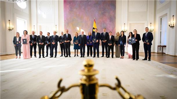 Erst erfolgte die Ernennung der Ministerinnen und Minister im Schloss Bellevue, dann ging es zum Amtseid in den Bundestag.