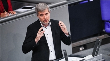 Mann am Rednerpult im Bundestag