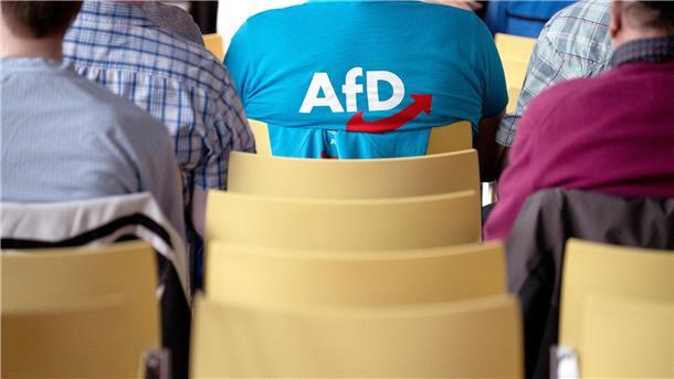 Studie findet rechtsextreme Ansichten in Ostdeutschland Erst kürzlich feierte die AfD einen Erfolg bei der Landratswahl im thüringischen Kreis Sonneberg.