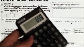 Erst mal ausrechnen: Nicht mit dem Taschenrechner, sondern dem Wohngeldrechner auf der Seite des Bundesministeriums für Wohnen (www.bmwsb.de) können sich Bürger grob informieren, ob sie einen Anspruch auf Wohngeld Plus haben könnten.