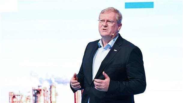 „Erst mal ist es doch sehr beruhigend, dass die Regierung so schnell handelt, wenn es darauf ankommt. Das sollte aber nicht automatisch bedeuten, dass wir ab jetzt immer so kategorisch handeln und etwa dem Nachbarn gegen seinen Willen ein Windrad in den Garten stellen“, sagt Stefan Hartung.
