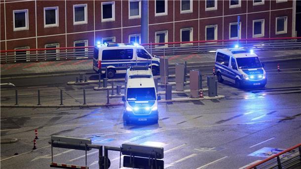 Flughafen-Geiselnehmer in U-Haft Erst nach mehreren Stunden zäher Verhandlungen mit der Polizei hatte der 35-Jährige Geiselnehmer aufgegeben.
