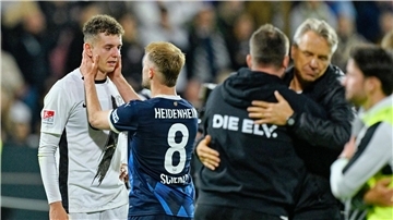 Erst Siegtorschütze, dann Tröster: Scienza muntert Asllani auf.