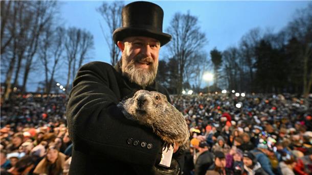 Murmeltier-Nachwuchs: Frühlingsorakel Phil ist Vater Erst vor wenigen Wochen sagte Murmeltier Punxsutawney Phil - hier gehalten von Murmeltierbetreuer A.J. Dereume - einen frühen Frühling für dieses Jahr voraus.